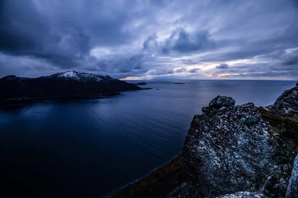 Eine Wunderschöne Landschaft Mit Einem Zugefrorenen See Vor Bewölktem Himmel — Stockfoto