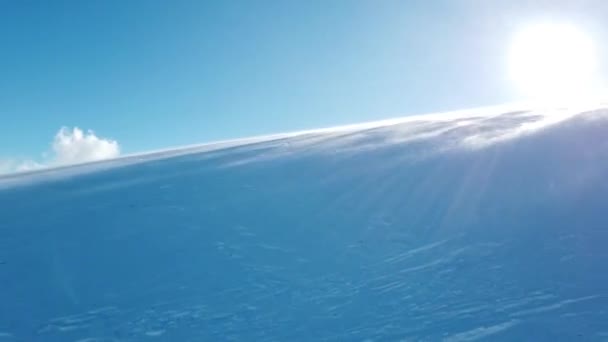 冬には雪の山や吹雪が吹き抜ける美しい景色 — ストック動画