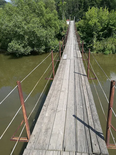 Старый Деревянный Мост Через Реку — стоковое фото