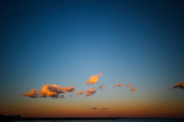 夕阳西下 一张美丽天空的特写照片 云彩点缀 — 图库照片