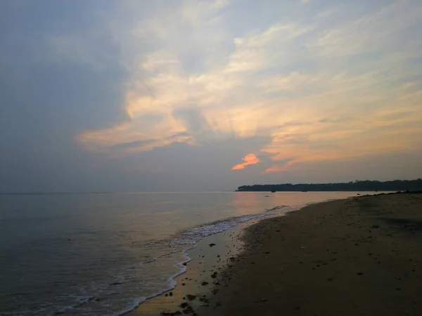 黄昏的时候 在多云的天空下 一片宁静的海滩 — 图库照片