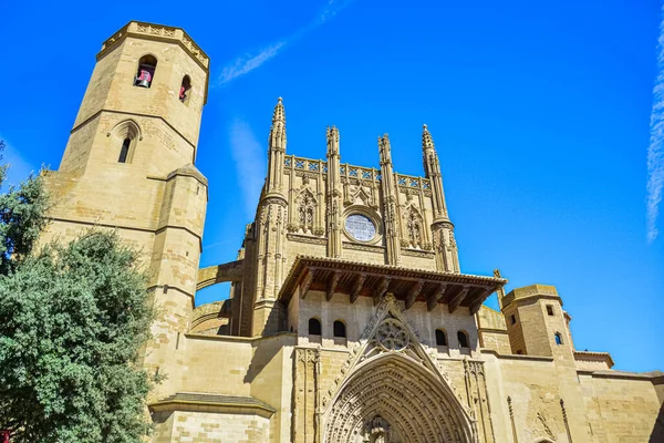 Plano Ángulo Bajo Una Catedral Gótica Española Catedral Santa Iglesia —  Fotos de Stock