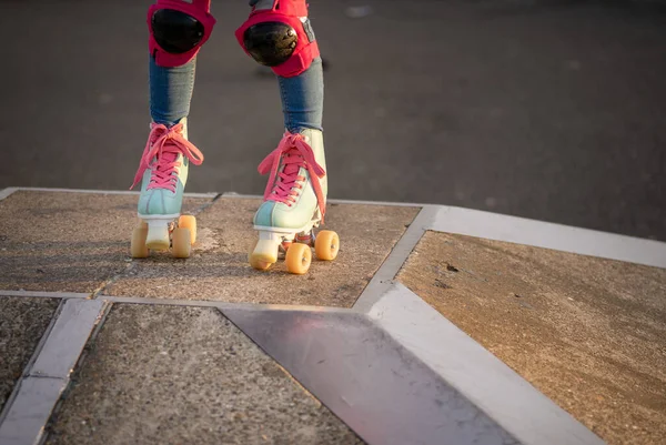 滑雪者穿着粉色鞋带滑冰鞋滑旱冰者的垂直照片 — 图库照片