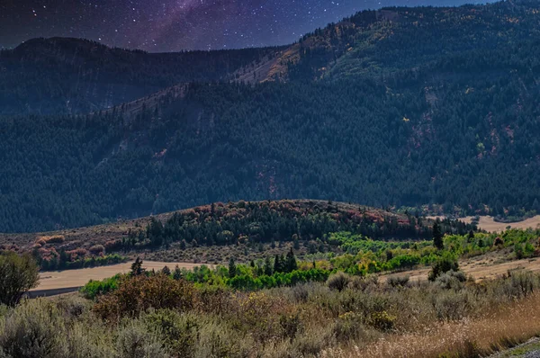 Ett Naturskönt Landskap Kuperad Terräng Stjärnhimlen — Stockfoto