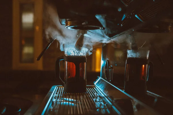 Egy Közeli Kép Egy Kávéról Amit Pohárba Öntenek Egy Kávéfőzőn — Stock Fotó