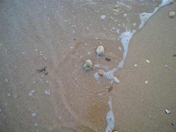 Tiro Aéreo Água Que Alcança Costa Com Pedras Seixos — Fotografia de Stock