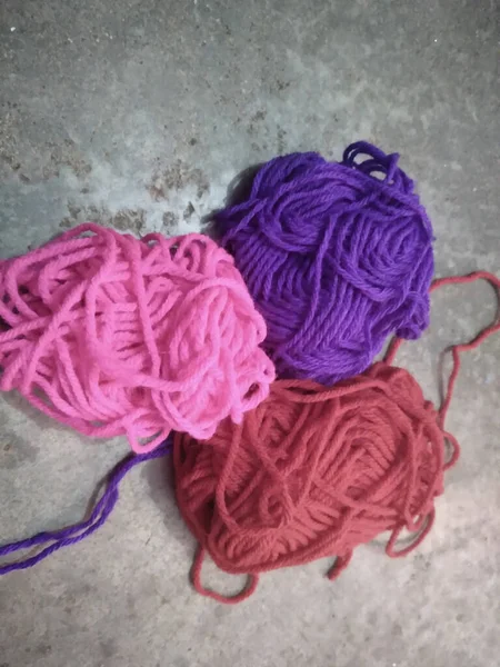 編み物のためのカラフルな糸のトップビュー — ストック写真