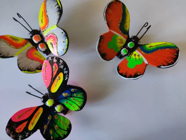 Nad Głową Ujęcie Trzech Ręcznie Robionych Dekoracji Motyla Jasnych Kolorach — Zdjęcie stockowe
