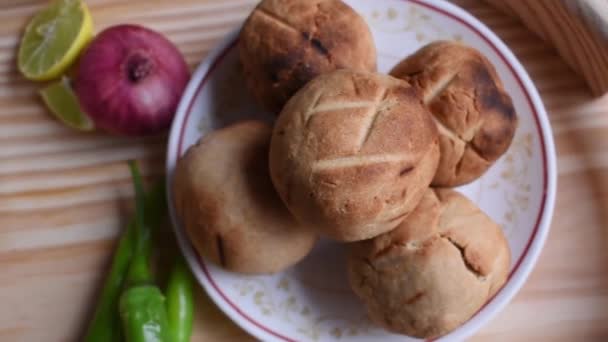 Μια Απόδοση Νόστιμης Σούπας Κρεμμύδι Και Φρέσκο Ψωμί Για Δείπνο — Αρχείο Βίντεο