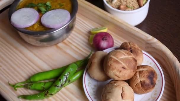 キッチンで夕食のためのタマネギと新鮮なパンとおいしいスープの4Kレンダリング — ストック動画
