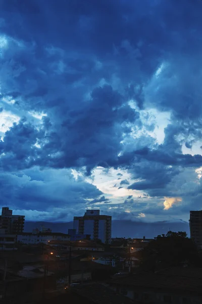 Een Prachtig Shot Van Bewolkte Donkere Lucht Boven Stad Bij — Stockfoto