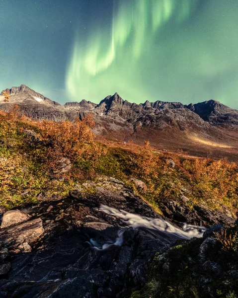 Tromso Norveç Kayalık Tepelerin Üzerinde Kuzey Işıkları Nın Dikey Bir — Stok fotoğraf
