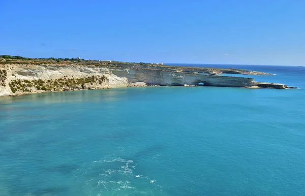 Delimara Marsaxlokk Malta 2015年9月10日 夏に青いターコイズブルーの海を持つ白い崖Delimara Malta海岸線 地中海で 湾の形成と海の浸食の証拠 — ストック写真