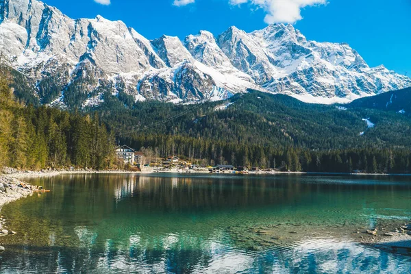 Die Wunderschöne Landschaft Des Eibsees Garmisch Partenkirchen Mit Schneebedeckten Bergen — Stockfoto