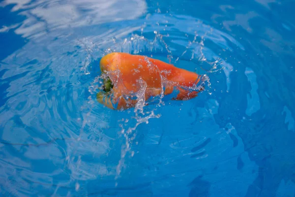 Närbild Färgglad Peppar Som Orsakar Stänk Vattnet Vid Nedslag — Stockfoto