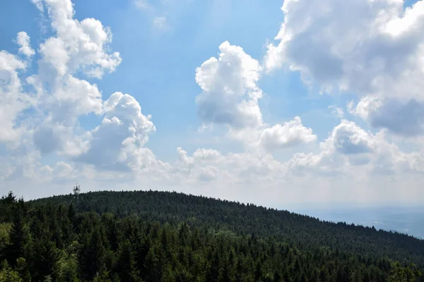 多云的天空下 一片美丽的绿色山景 — 图库照片