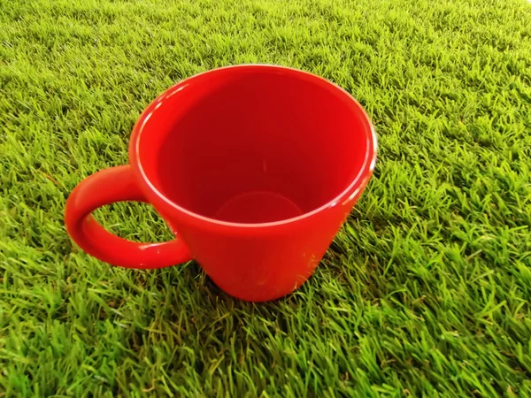 Крупный План Красной Пустой Кружки Зеленой Траве Газоне — стоковое фото