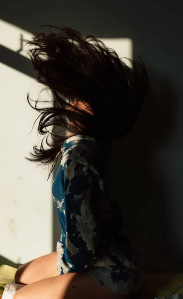 Pionowe Ujęcie Kobiety Trzęsącej Włosami Światłem Słonecznym — Zdjęcie stockowe