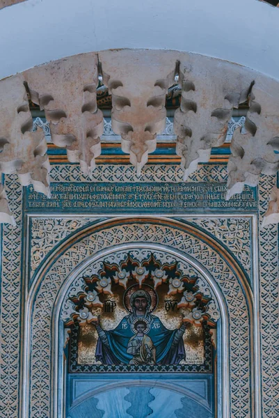 Uma Foto Vertical Das Gravuras Religiosas Mosteiro Curtea Arges Romênia — Fotografia de Stock