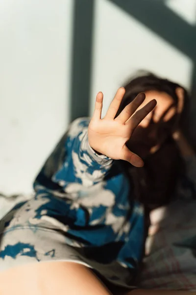 Een Vrouw Legt Sluit Haar Gezicht Met Zonlicht Schaduwen Haar — Stockfoto