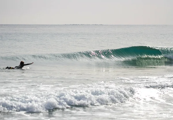 Primo Piano Ragazzo Che Surf Sul Mare Ondulato — Foto Stock