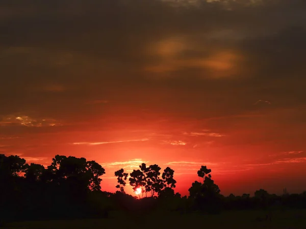 Okouzlující Pohled Ohnivě Červenou Oblohu Západu Slunce Černé Siluety Vrcholků — Stock fotografie