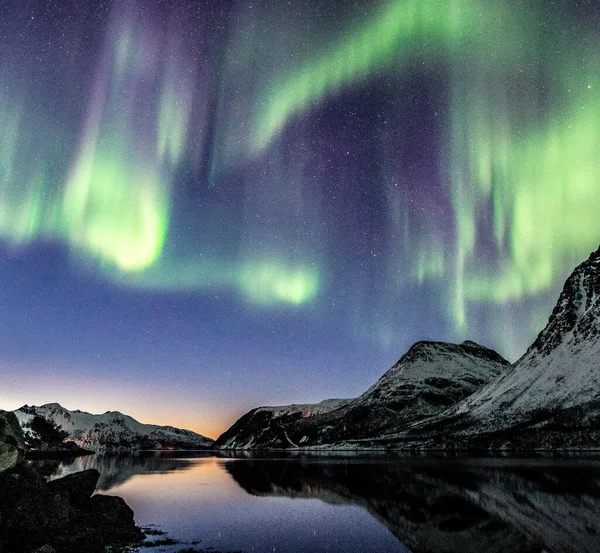 Krajobraz Zorzy Polarnej Nad Jeziorem Skaliste Wzgórza Wieczorem Tromso Norwegia — Zdjęcie stockowe