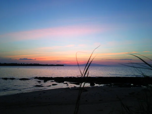 海滩上色彩艳丽的落日 还有复制的空间 — 图库照片