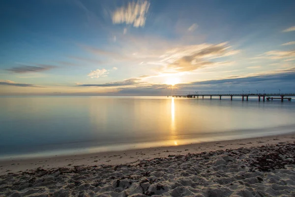 美しい夕日が美しい静かな海の上のドックの風景 — ストック写真