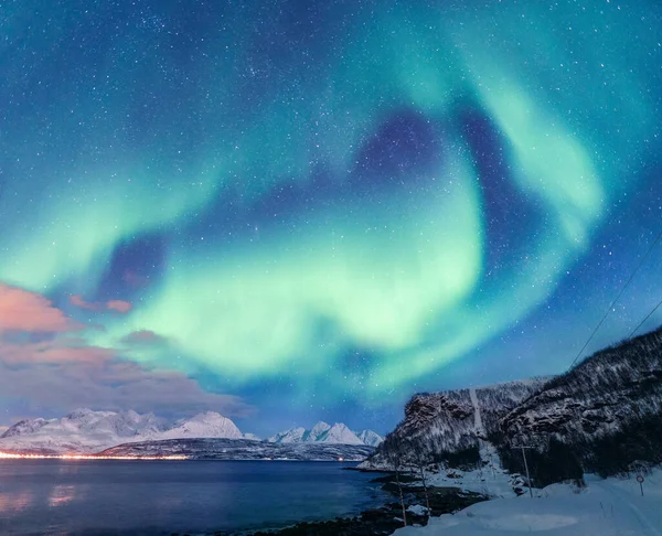 노르웨이 소에서 저녁에 호수와 바위투성이 북극광 — 스톡 사진