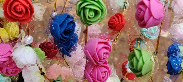 Ujęcie Bliska Gumowych Mini Róż Przymocowanych Spiralnym Metalowym Drucie — Zdjęcie stockowe