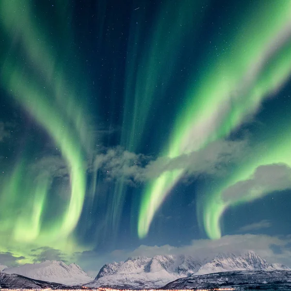 Een Landschap Van Northern Lights Rotsachtige Heuvels Avond Tromso Noorwegen — Stockfoto