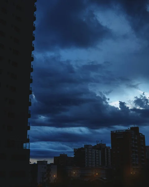Belo Tiro Céu Escuro Nublado Sobre Cidade Amanhecer — Fotografia de Stock