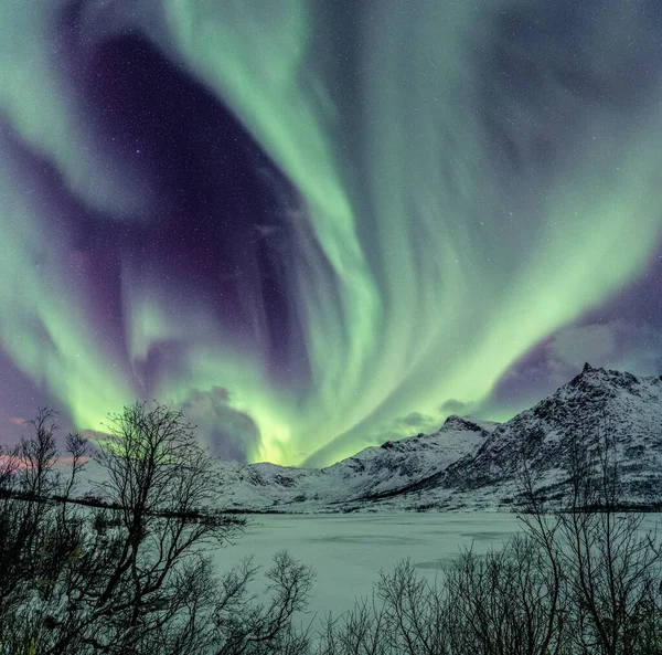 Ένα Τοπίο Από Βόρεια Φώτα Βραχώδεις Λόφους Βράδυ Στο Tromso — Φωτογραφία Αρχείου