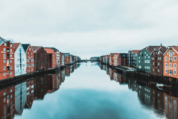Nehre Yansıyan Renkli Binaların Yakın Çekim Görüntüleri — Stok fotoğraf
