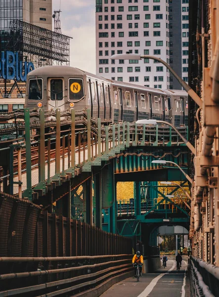 Вертикальний Потяг Метро Місті — стокове фото