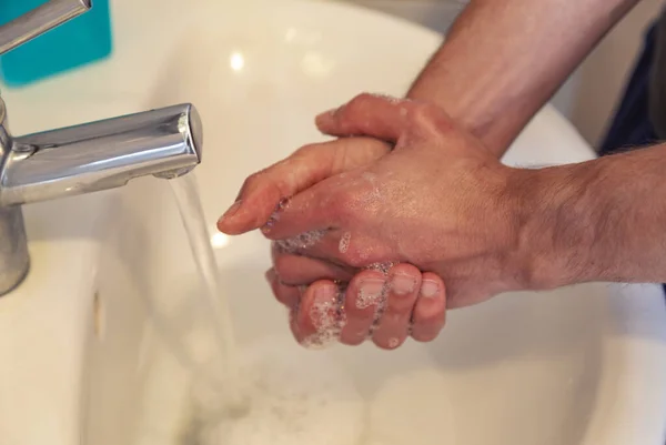 Bir Sabunla Ellerini Yıkayan Birinin Yakın Plan Fotoğrafı — Stok fotoğraf