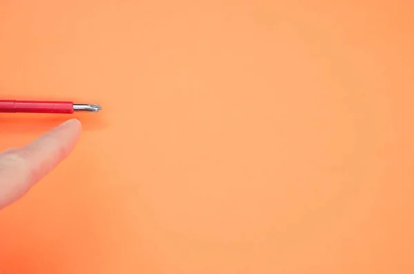 Nahaufnahme Eines Fingers Der Auf Einen Schraubenzieher Vor Buntem Hintergrund — Stockfoto