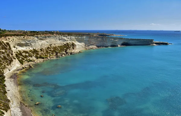 Delimara Marsaxlokk Malta 2015年9月10日 夏に青いターコイズブルーの海を持つ白い崖Delimara Malta海岸線 地中海で 湾の形成と海の浸食の証拠 — ストック写真