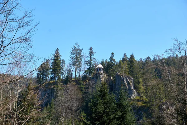 Ett Vackert Landskap Med Liten Paviljong Ett Stenigt Berg Bland — Stockfoto