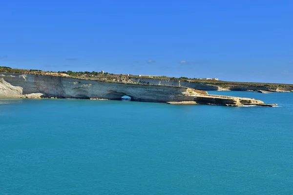 Delimara Marsaxlokk Malta 2015 Szeptember Fehér Sziklák Kis Tengeri Boltíves — Stock Fotó