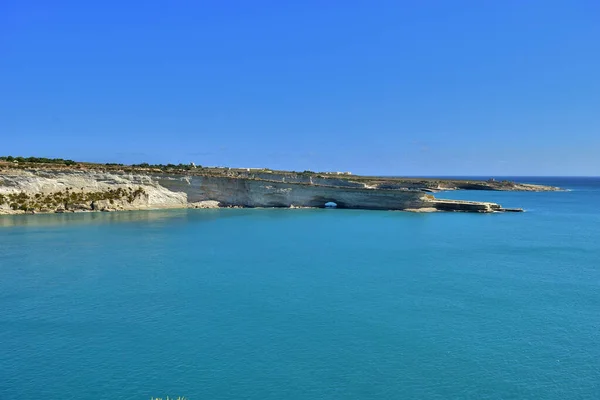 Delimara Marsaxlokk Malta September 2015 Weiße Klippen Und Kleine Bogenfenster — Stockfoto