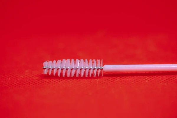 Eine Nahaufnahme Einer Weißen Mascara Bürste Isoliert Auf Rotem Hintergrund — Stockfoto