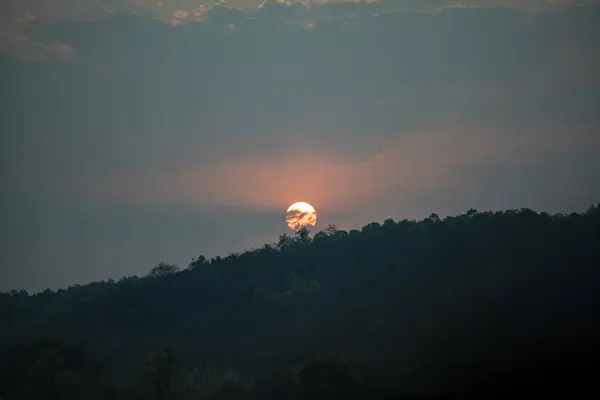 Una Silhouette Paesaggio Montano Con Grande Sole Rotondo Sullo Sfondo — Foto Stock