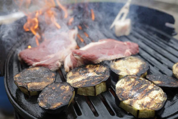 Het Proces Van Barbecueën Met Vleesfilets Groenten Een Grill — Stockfoto