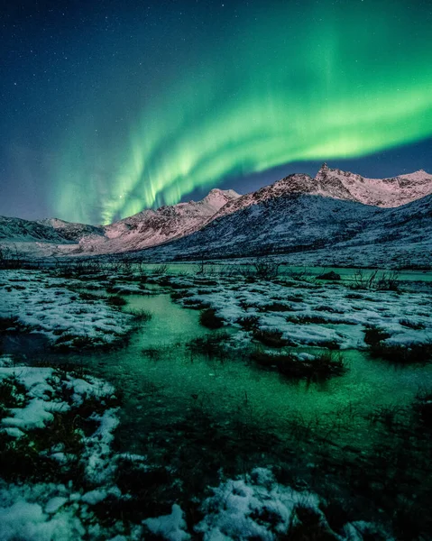 Een Verticaal Shot Van Het Noorderlicht Boven Rotsachtige Heuvels Avond — Stockfoto