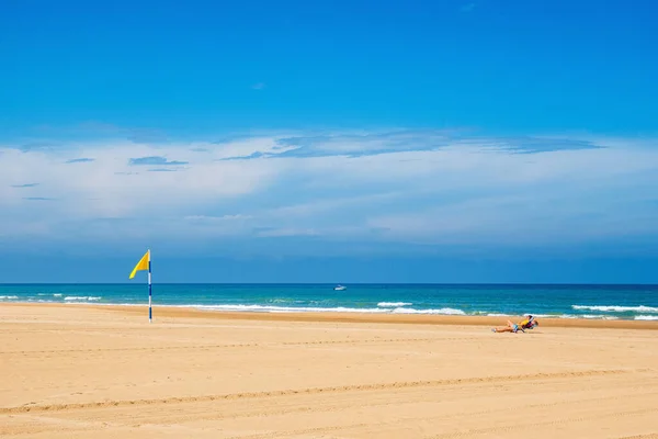 Una Vista Natural Una Bandera Amarilla Turistas Descansando Salón Playa —  Fotos de Stock