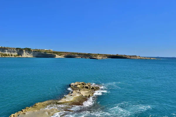 Delimara Marsaxlokk Malta 2015年9月10日 夏に青いターコイズブルーの海と デリマラの小さな湾の海岸と海岸線 地中海に沿って青い空と晴れた日 — ストック写真