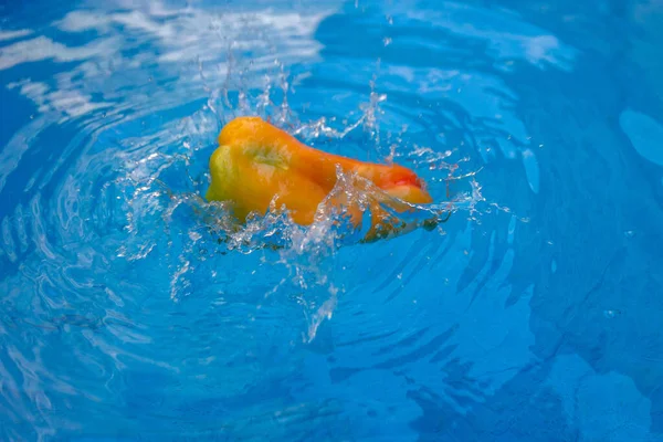 Colorful Pepper Being Submerged Water Pool Ripples Splashes — Stock Photo, Image