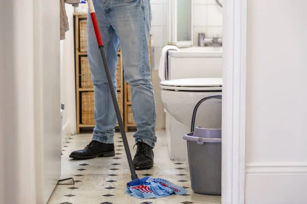 Hombre Fregando Piso Del Baño Con Palo Fregar —  Fotos de Stock